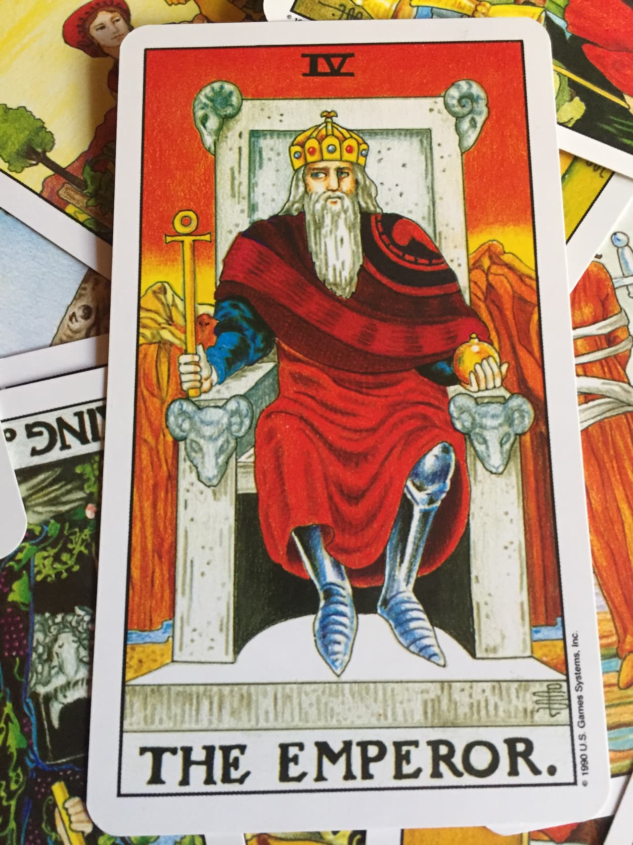 Y así como la Emperatriz representa el poder y la feminidad en nosotros, su contraparte representa esta imposición de autoridad y poder masculino en nosotros. No quiere decir que sólo aplique para hombres, sino en general detalla ese paternalismo o figuras de autoridad imponentes que nos hayan marcado.