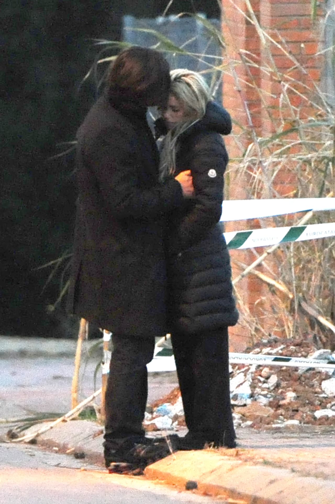 A pesar de que en aquel comunicado en el que anunciaban su ruptura habían dicho "nuestra amistad y entendimiento son indisolubles e incorruptibles", en noviembre de 2011 Antonio de la Rúa presentó una demanda por 100 millones de dólares contra la colombiana argumentando que le ayudó a lanzar su carrera.
<b><a href="https://mx.hola.com/musica/2013041864441/shakira-responde-demanda-delarua/" target="_blank">Ella solicitó se desestimara</a></b> y agregó que le contrató únicamente porque estaba desempleado.
<b><a href="https://www.lavanguardia.com/gente/20130705/54377252332/shakira-gana-juicio-atonio-de-la-rua.html" target="_blank">Un tribunal de Ginebra falló en favor de la cantante</a>. </b>