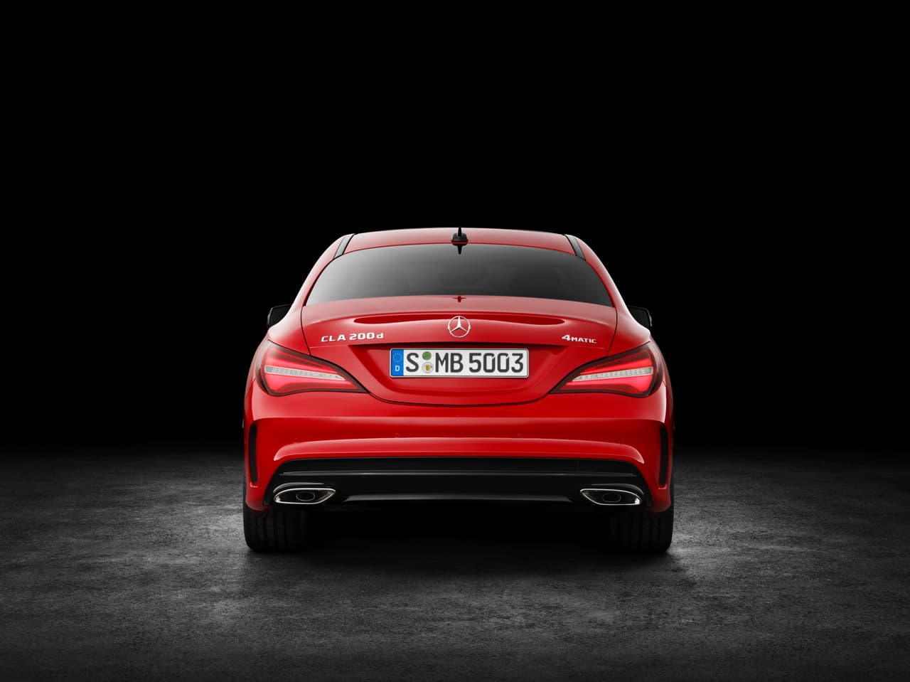 Las fotografías muestran al Mercedes-Benz CLA200d 2017 el cual no estará disponible en el mercado de los Estados Unidos, pero que salvo el emblema en la tapa del baúl es idéntico al Mercedes-Benz CLA250 2017 que llegará a nuestras costas