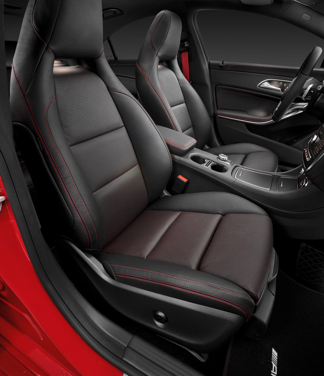 El soporte que ofrecen las butacas deportivas del Mercedes-Benz CLA 2017 es ideal para el manejo agresivo