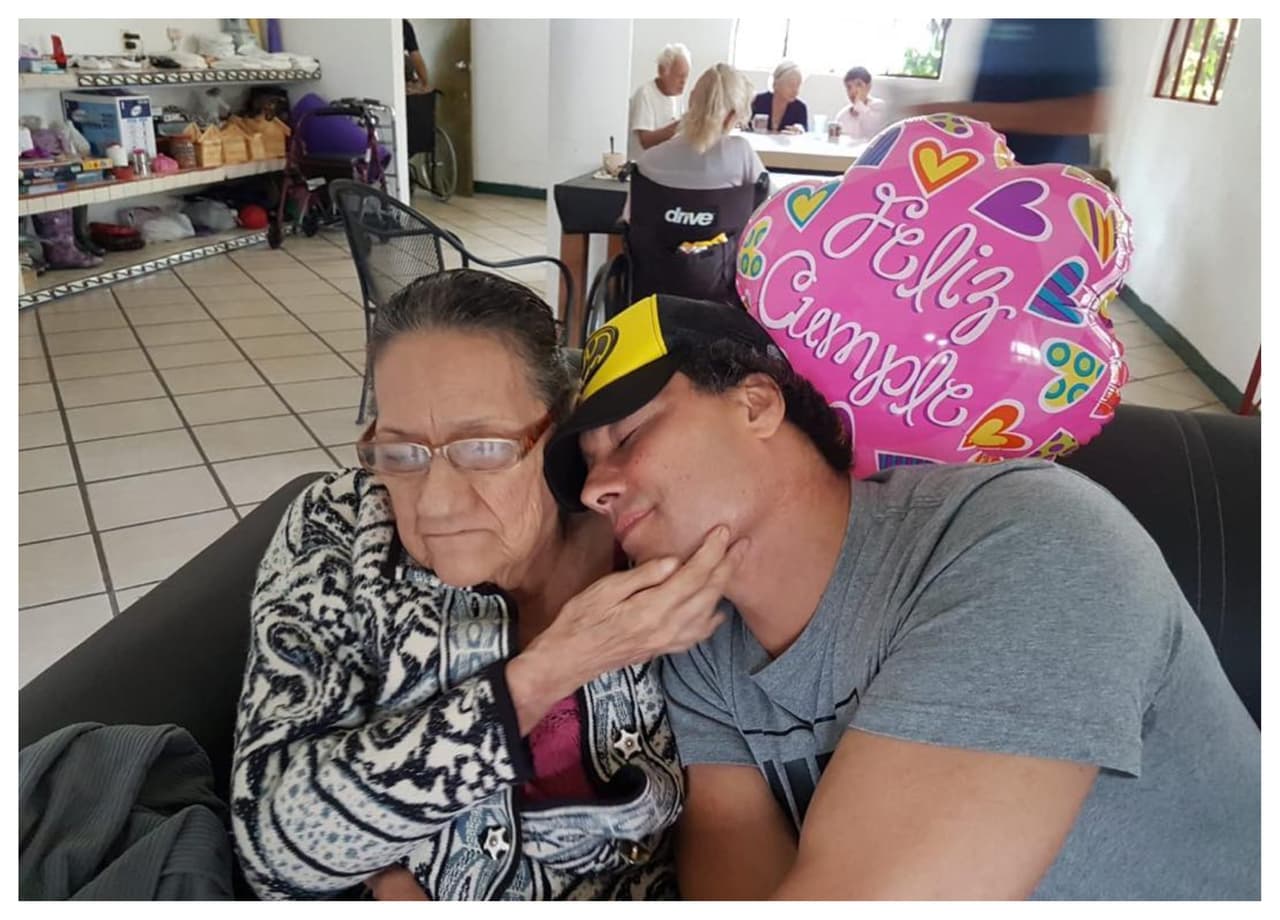 Le compró un departamento en la Ciudad de México en donde la instaló para que pudiera vivir su vejez en paz. Allí, le
<b><a href="https://www.univision.com/entretenimiento/la-madre-de-eduardo-yanez-maltrato-y-abandono-hay-algunas-inconsistencias" target="_blank">pagó a una pareja para que se hicieran cargo de ella</a></b>. Se trataba de Alejandro Guillén y Montserrat Casas, quienes trabajan como porteros del edificio.
<br>