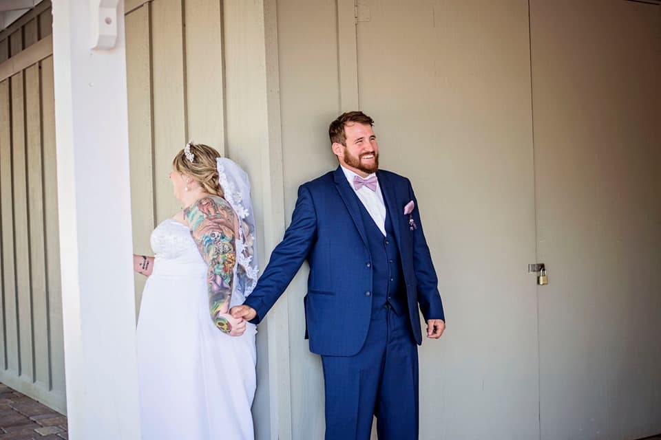 Los novios se juntaron de manos, pero no se vieron antes de la boda.
<br>