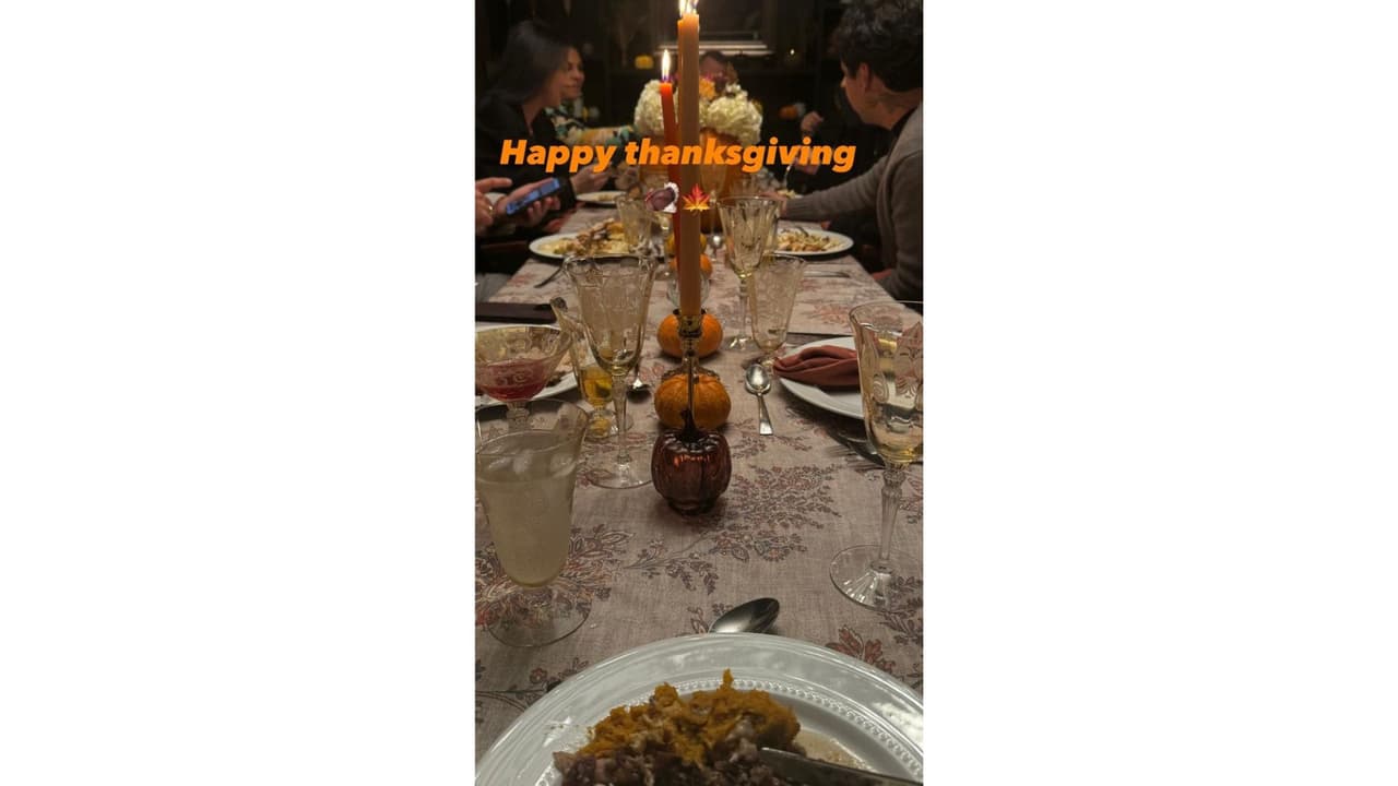 Así celebró Nodal el Día de Acción de Gracias con la familia Aguilar.