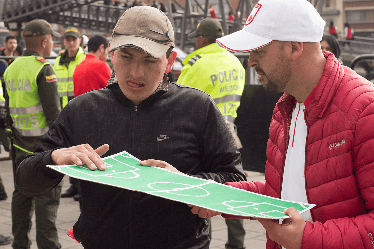 César y José Richard hablan sobre la ubicación de la silla en la que se harán una vez entren al estadio.