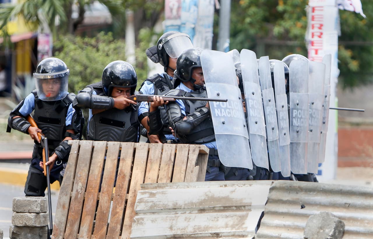 Las fuerzas antidisturbios emplearon bombas lacrimógenas y balas de hule de disolver los plantones pacíficos, y en algunos casos los manifestantes denunciaron el uso de armas de fuego.