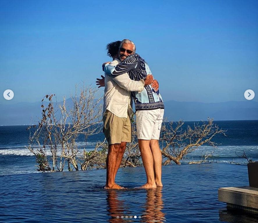 En las fotos aparece 
<b><a href="https://www.univision.com/shows/premios-juventud/pidan-un-trago-alex-fernandez-se-presenta-por-primera-vez-en-eu-y-se-siente-como-en-casa-fotos" target="_blank">abrazando a su hijo Alex</a> </b>sobre lo que parece ser una piscina con vistas al océano Pacífico. 
<br>