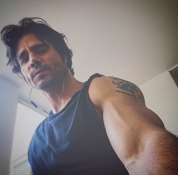 "Debe ser una mujer que tenga a Dios en su corazón, una buena persona que sepa amar, ¡una buena mujer!”, ya saben chicas.