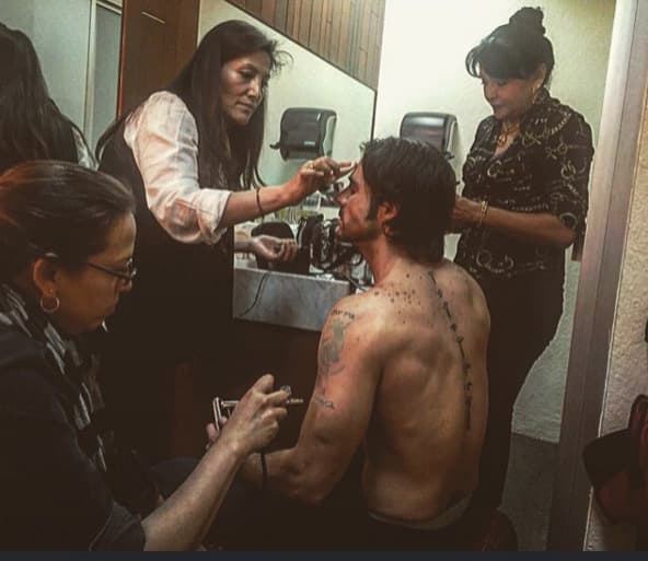 Sin embargo por culpa de algunos personajes tiene que cubrirlos cuando tiene escenas con poca ropa.