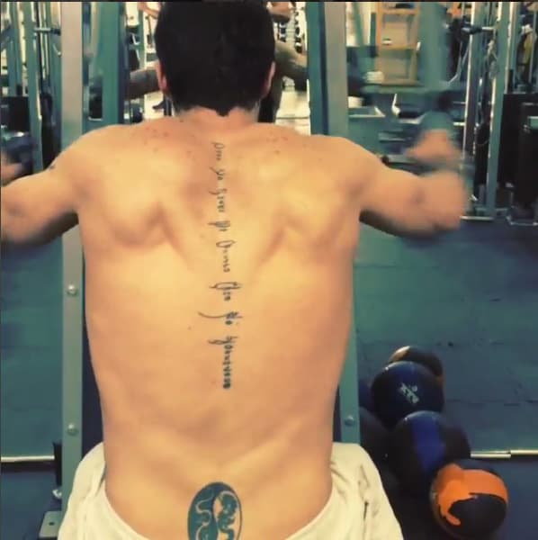 Por ejemplo el de la espalda es un versículo de la Biblia Filipense 4,13 que dice: "Todo lo puedo con Cristo, él me fortalece".