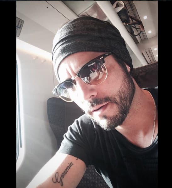 Nos referimos a
<b> <a href="http://www.univision.com/temas/jose-ron">José Ron</a></b>, quien en sus inicios comenzó como imitador de Nick Carter. Actualmente regresó a la música, pues está estudiando una licenciatura en ejecución de música popular contemporánea, con especialización de batería .