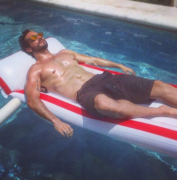 "
<b>Ellos le meten duro al ejercicio</b>, yo creo que la gente nada más está viendo qué decir, se cuidan mucho. 
<b>De Rulli me consta</b>, he trabajado con él, se cuida muchísimo, come muy bien, le pega duro al ejercicio, entonces no sé por qué dicen eso", señaló en 
<a href="https://www.facebook.com/watch/?v=372877560031969" target="_blank">'De primera mano'</a>. 
<br>