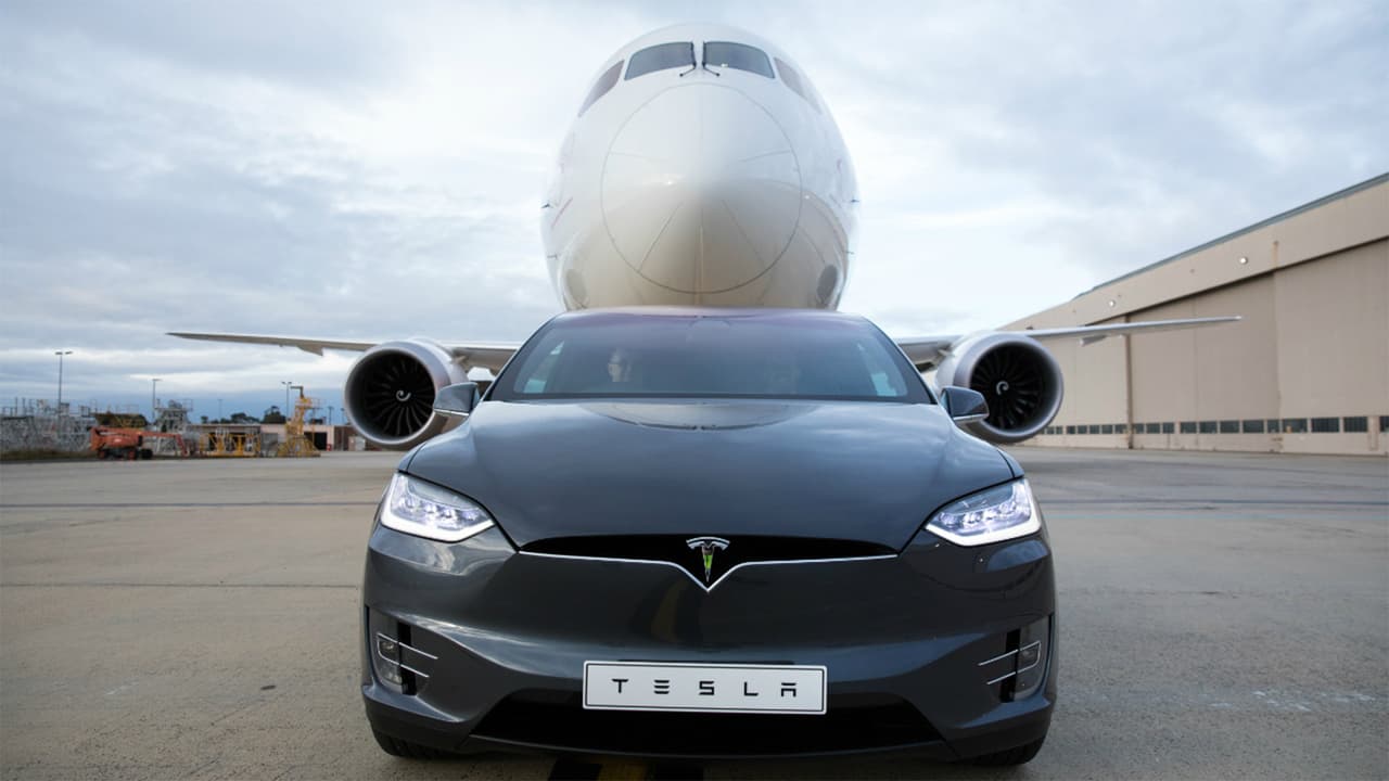 Tesla Model X rompe récord Guinness al ser el primer remolque eléctrico de un Boeing 787-9 