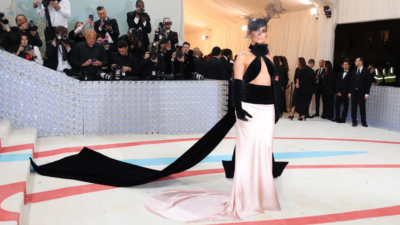 Jennifer López llegó a la Met Gala 2023 con este vestido Ralph Lauren.