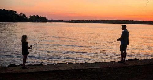 <b>Vayan de pesca o excursión</b>. Carolina del Norte cuenta con
<b><a href="https://www.univision.com/local/north-carolina-wuvc/mejores-puntos-para-salir-a-pescar-en-carolina-del-norte-en-2023-fotos">abundantes puntos para llevar a papá a pescar</a></b>, lo que además le dará la oportunidad de compartir tiempo en familia y contar sus historias.