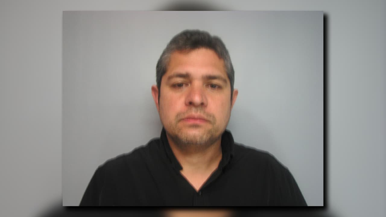 “Tuvo un contacto inapropiado con un estudiante”: Arrestan a maestro acusado de abuso sexual infantil