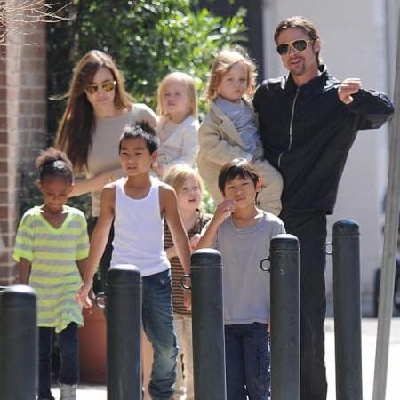 A principios de diciembre los abogados de la pareja dieron a conocer que Brad y Angelina lograron ponerse de acuerdo sobre la custodia de sus seis hijos: 
<b>Maddox, Pax, Zahara, Shiloh y los gemelos Vivienne y Knox</b>.