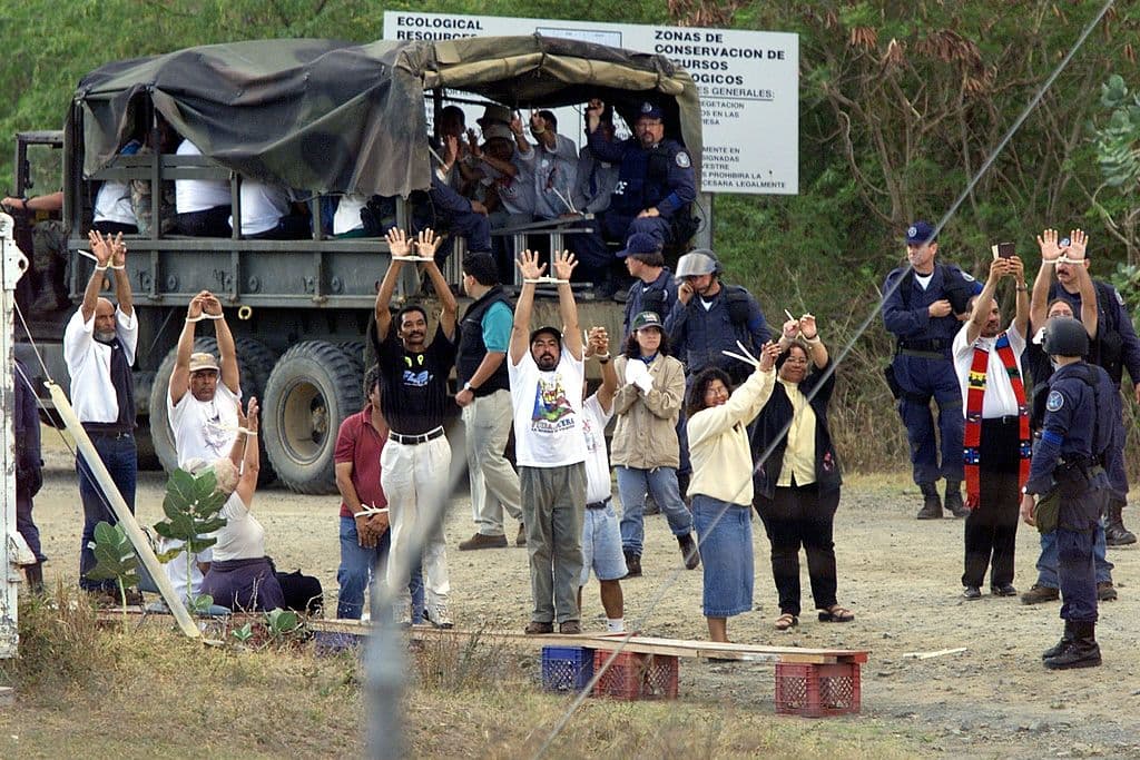 Manifestantes con sus manos en alto tras haber sido arrestados por US Marshals en mayo de 2000 en Vieques.
