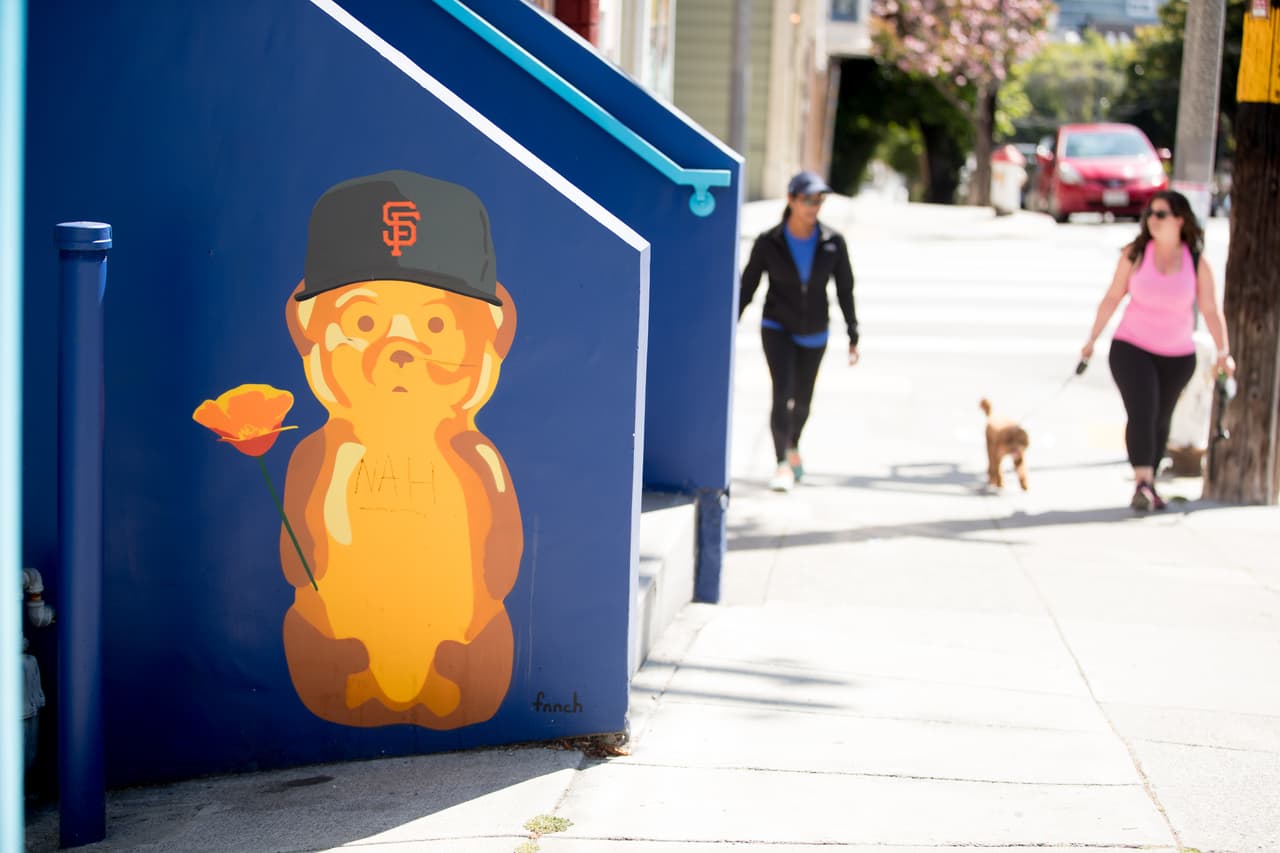El proyecto ha recibido gran apoyo de los artistas locales en toda la Bahía de San Francisco, quienes planean subastar sus obras callejeras una vez que se levante la orden de confinamiento regional y donar las ganancias para los más necesitados. Uno de los símbolos más comunes en las calles de SF es el oso mielero.
