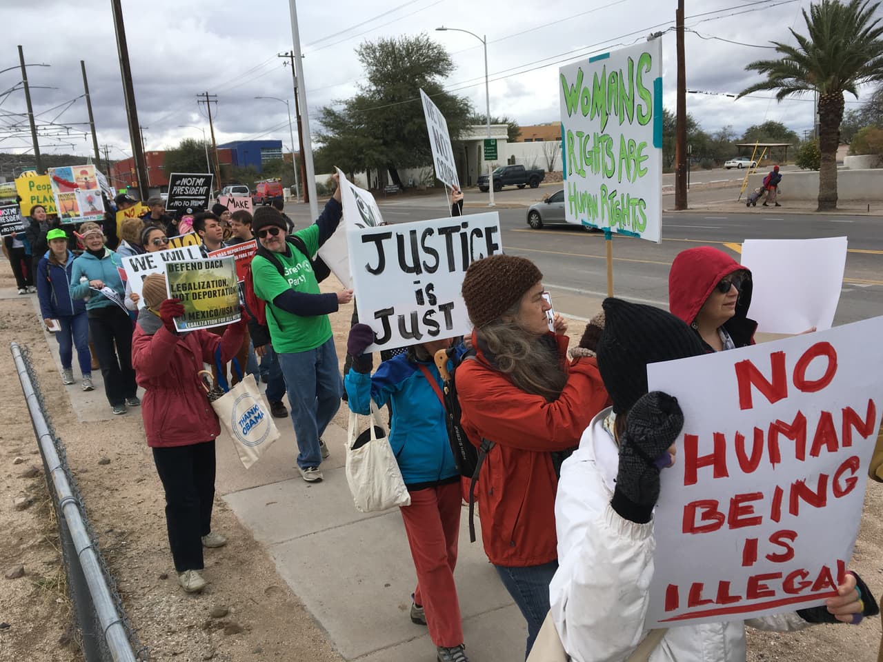 En Tucson los activistas y miembros de la comunidad que se unieron a la marcha para pedir justicia y con carteles afirmaban que ningún ser humano es ilegal.