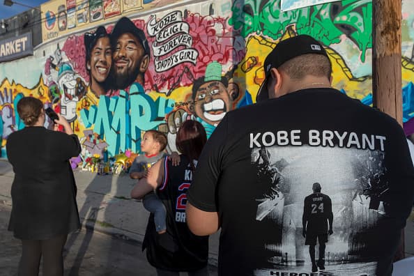 Además, múltiples
<a href="https://www.univision.com/local/austin-kakw/artistas-hispanos-crean-mural-para-honrar-la-memoria-de-kobe-bryant-y-su-hija-gigi-en-austin">murales en honor al deportista se crearon en Los Ángeles</a> y alrededor del mundo.