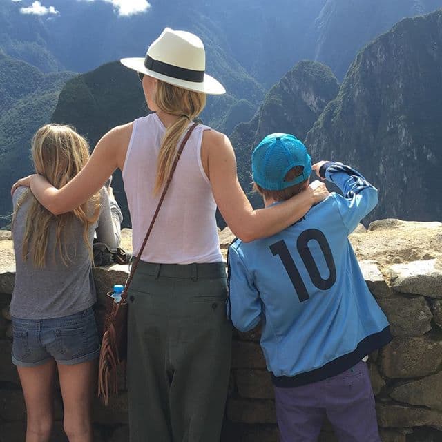 La familia disfrutando de la vista en la Ciudad Imperial.
