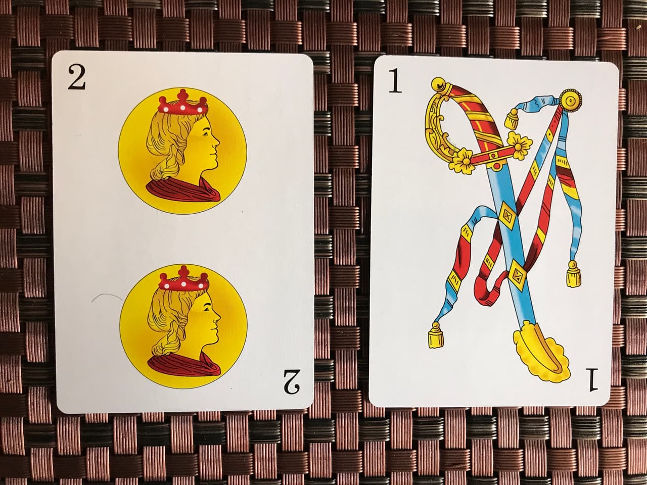 El uno o 
<b>as de espadas</b> habla sobre algún trámite o compromiso legal que es importante para el consultante. Tiene que ver con papeles o asuntos que pueden asomarse en cualquier momento y que tendremos que lidiar con la burocracia gubernamental. Si sale invertida, puede hablar de un peligro de estafas.