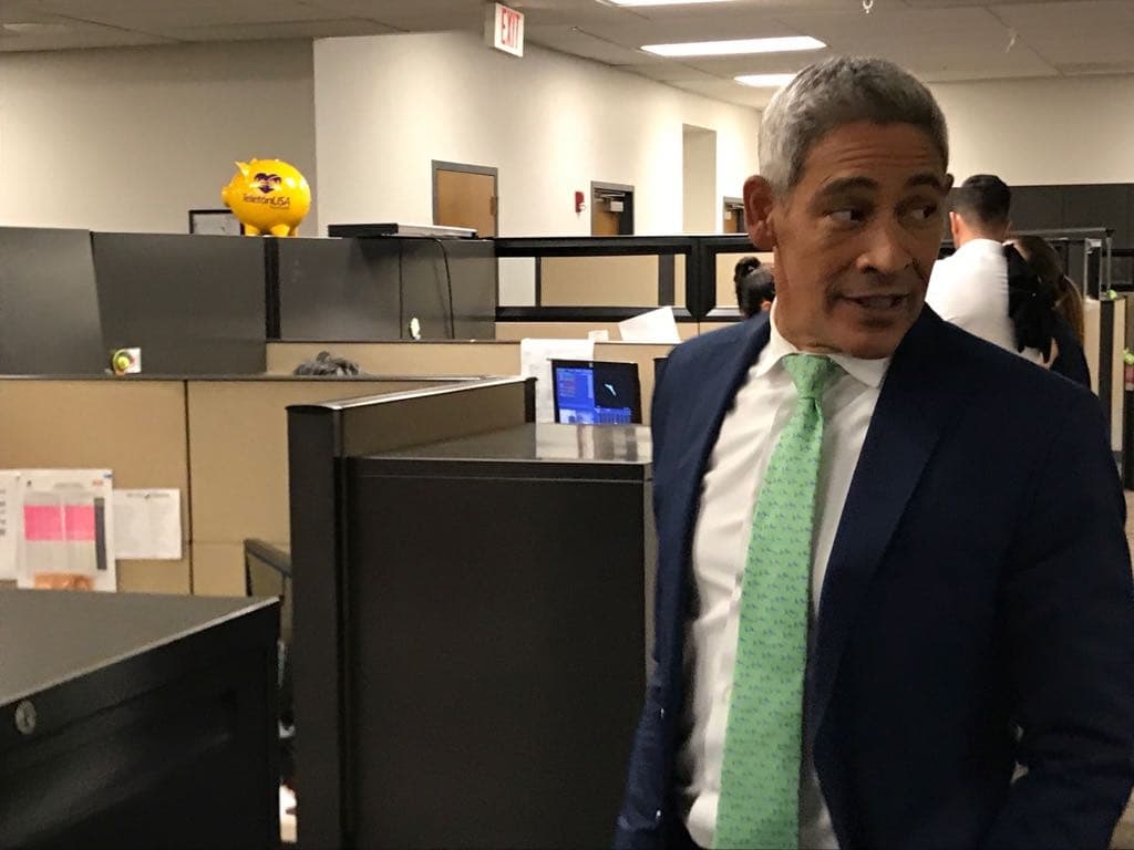 Ya extrañábamos ver a Johnny paseando por los pasillos de Univision.