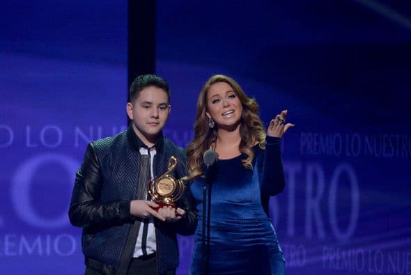 Aquí estaban nominadas juntas Chiquis y Jenni Rivera. El premio fue para Jenni, pero subieron a recogerlo sus hijos Chiquis y Johnny.
