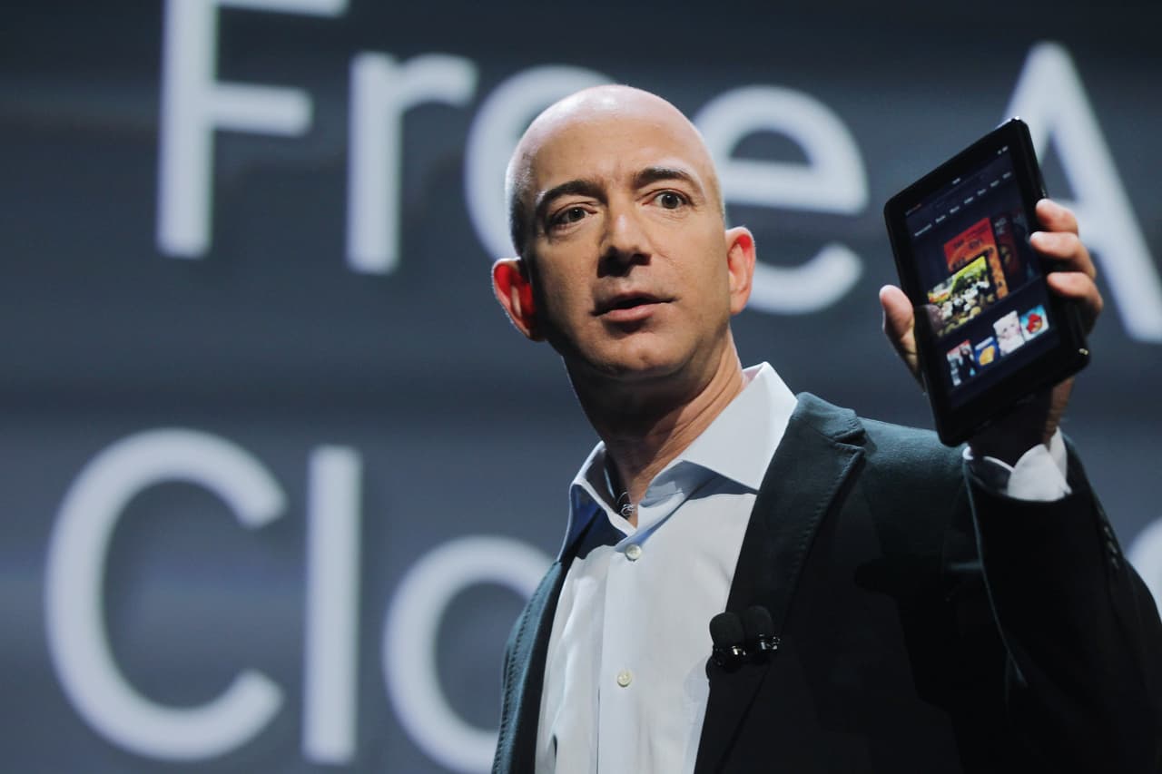 <b>Jeff Bezos, Amazon</b>.
<br>
<br>Es el fundador y CEO de Amazon, la tienda en línea más grande del mundo. Su negocio, que comenzó como un punto de venta de libros en internet, revolucionó el comercio minorista mundial en apenas dos décadas. El eficiente sistema de Amazon distribuye millones de productos diferentes, desde farmacéuticos y tecnológicos hasta víveres. Bezos es el hombre más rico de la historia,
<a href="https://www.univision.com/noticias/dinero/en-fotos-las-15-personas-con-mas-dinero-en-el-mundo-segun-bloomberg-fotos"><u>vea aquí las 15 personas con más dinero en el mundo según Bloomberg.</u></a>
<br>