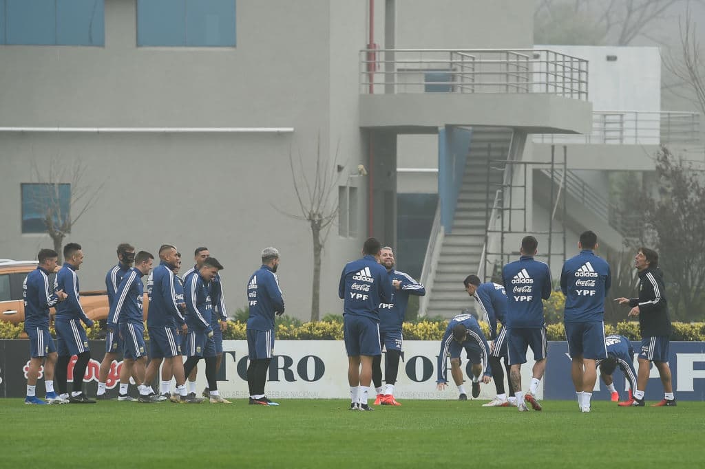 El capitán Lionel Messi regresó este martes a una concentración de la Selección de Argentina justo un año después de su última estadía en ese lugar antes de partir hacia el Mundial de Rusia, una frustración que muchos temieron pondría fin a su carrera en la Albiceleste.