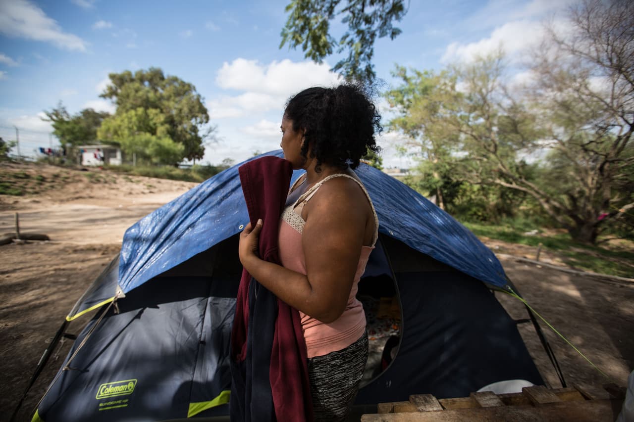 Aurora huyó con su hijo de 16 años de El Salvador después de que las pandillas trataran de reclutarlo para vender droga. Después de meses esperando bajo MPP, el 4 de octubre mandó a su hijo solo para entregarse a Migración. Ella dice que está esperando a que lo envíen con un hermano suyo que vive en Texas para regresar a su país: "Yo prefiero salvarle la vida a mi hijo a que se la arrebaten. Es muy duro", dice.