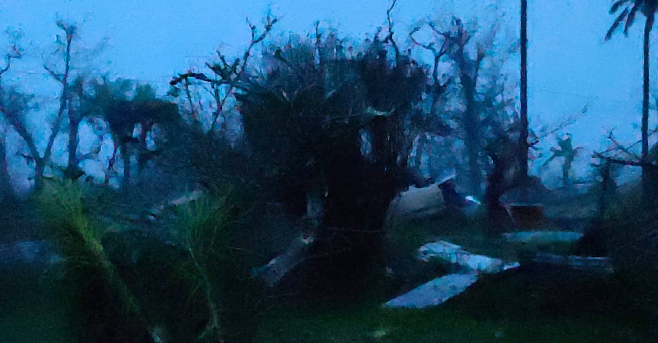 El alcalde de Tinian informó que el sistema eléctrico está destruido por completo y que agua y alimentos podrían ser recibidos por el aeropuerto de la localidad, que no sufrió daños.