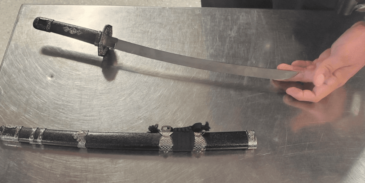 Al colocar esta foto, tomada en el EWR Newark Liberty International Airport, Farbestein preguntó: 
<b>"¿Quieres volar con una espada?"</b> Y recomendó: Entonces, empácala en tu pasaje registrado. 
<br>