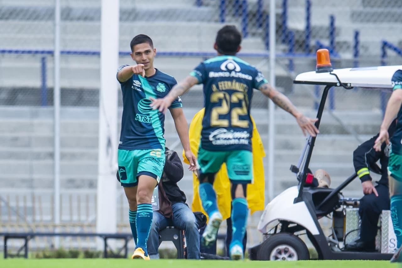 Pumas atacaba, pero bastó una descolgada de Salvador Reyes para romper el cero en el marcador.