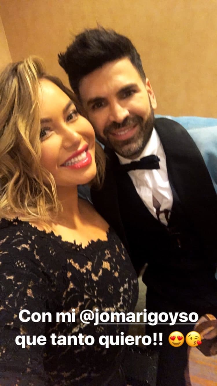 Chiquis eligió el cabello ondulado, rubio y muy corto.