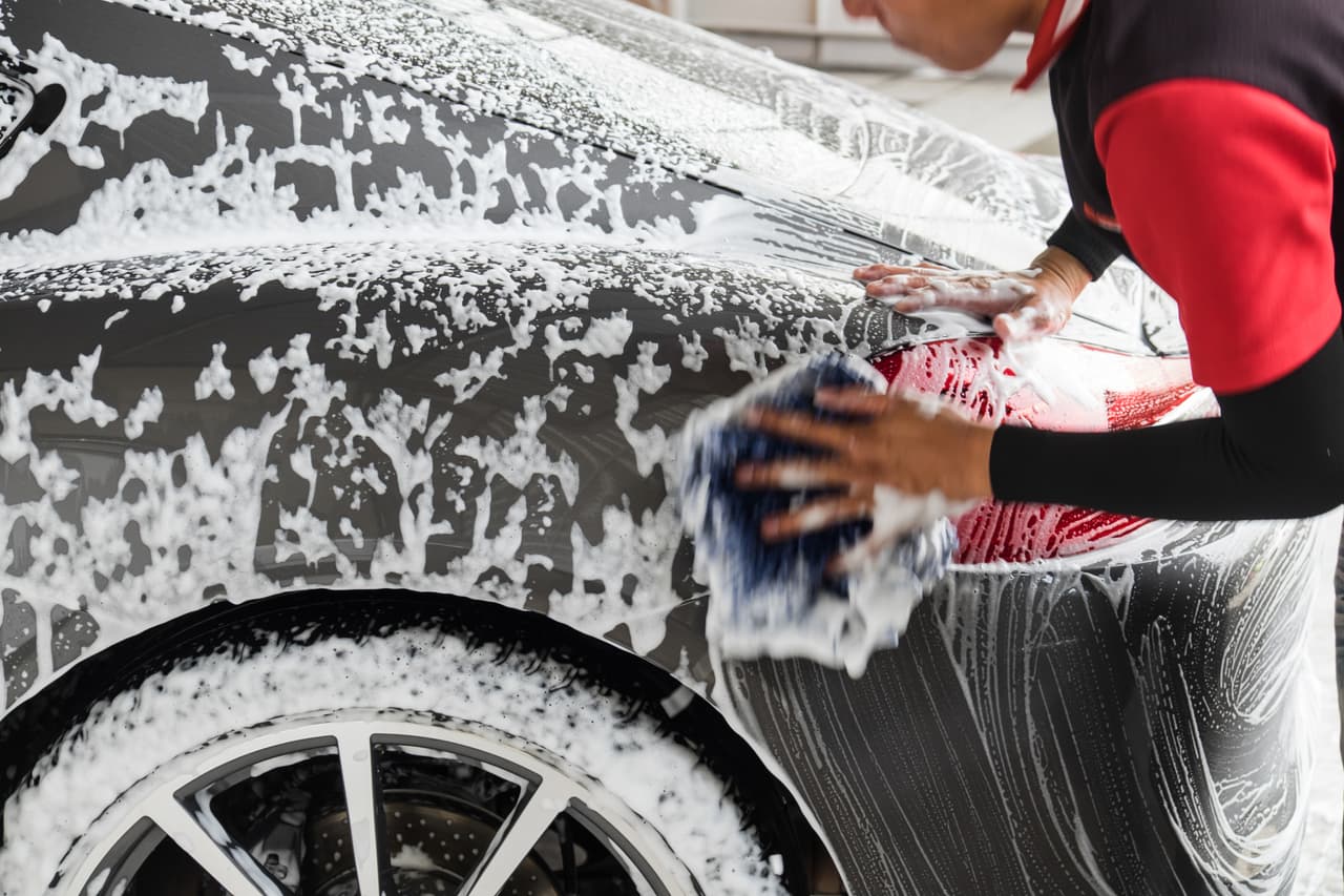 <b>Relacionado:</b>
<a href="https://www.univision.com/carros/consejos-de-carros/estos-son-los-errores-mas-comunes-y-que-debes-evitar-a-la-hora-de-lavar-tu-carro-fotos">Estos son los errores más comunes, y que debes evitar, a la hora de lavar tu carro </a>
<br>