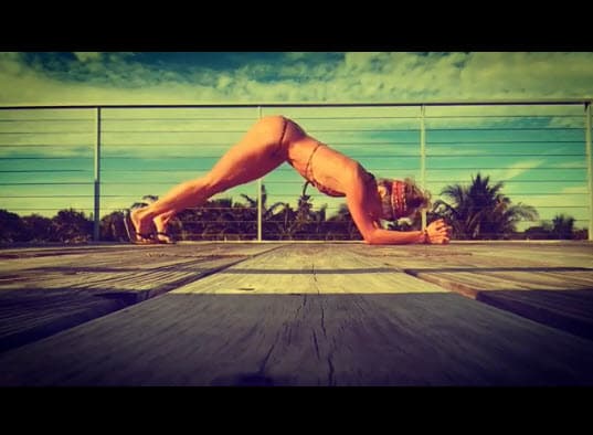 La protagonista de 'Café con aroma de mujer' admitió que las dietas que realizaba no estaban supervisadas por un especialista: "Hablo de las dietas que hace uno sin ninguna dirección, sino simplemente porque uno cree que se las sabe todas, y uno cree que conoce su cuerpo y se mete a experimentar con cosas que no domina. Ese es el error que yo he cometido porque pretendía con esa forma de comer bajar los dos kilos que tenía antes de iniciar este nuevo trabajo".
<br>