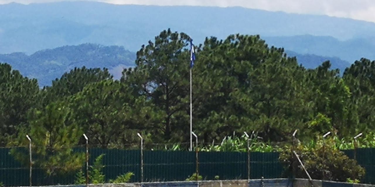 La casa del presidente Hernández ocupa una gran parcela en las afueras de Gracias, Lempira. Pero solo se ve la bandera nacional. La casa está escondida detrás de una valla alta.