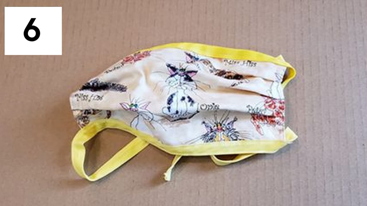 <b>Mascarilla de dos pliegues con tiras: </b>Esta mascarilla de algodón transmitió 0.1 gotas respiratorias, y se ubica en la sexta posición de las más efectivas.