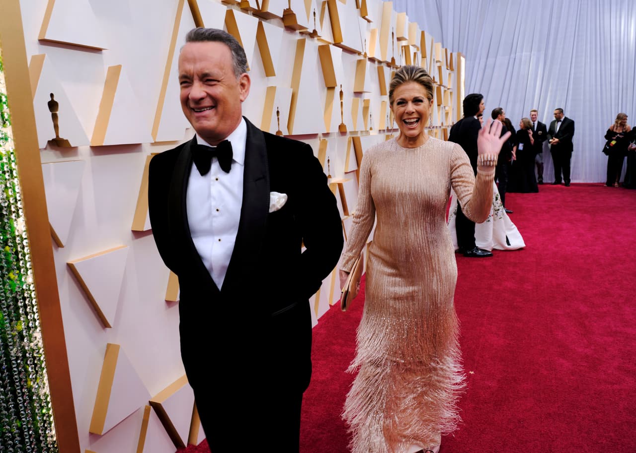 <b>Tom Hanks y Rita Wilson</b>
<br>
<br>Se conocieron en 1981 y llegaron al altar 7 años después (el 30 de abril de 1988). Llevan casi 32 años de casados, tienen dos hijos: Chester y Truman.