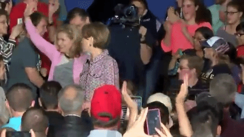<b>Fiorina cae dos veces - </b>En un mitín en Indiana en mayo, cuando Carly Fiorina actuaba como fórmula presidencial de Ted Cruz,
<b><a href="http://www.univision.com/noticias/primarias-indiana/carly-fiorina-cae-del-escenario-en-indiana-video" target="_blank">la excandidata se cayó del escenario después de presentarlo ante el público</a></b>. Cruz la ignoró por completo y siguió saludando a sus seguidores. Fiorina había dejado la competencia pocos días antes.
