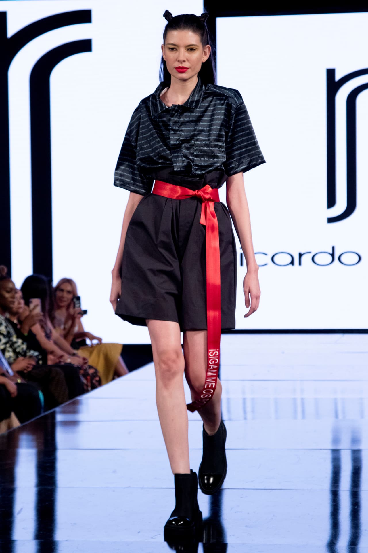 "¡Síganme los buenos!", clásica invitación del Chapulín, es el acento del cinturón rojo que lleva este conjunto de Seco.