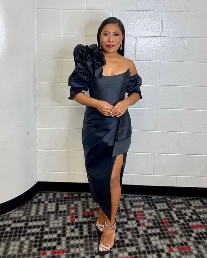 <b>#4</b>
<br>En estos premios, la actriz tuvo varios cambios de atuendo con los que derrochó glamour. Entre ellos destaca un hermoso vestido negro del diseñador Vito Zerbinato que entalló increíble su figura.