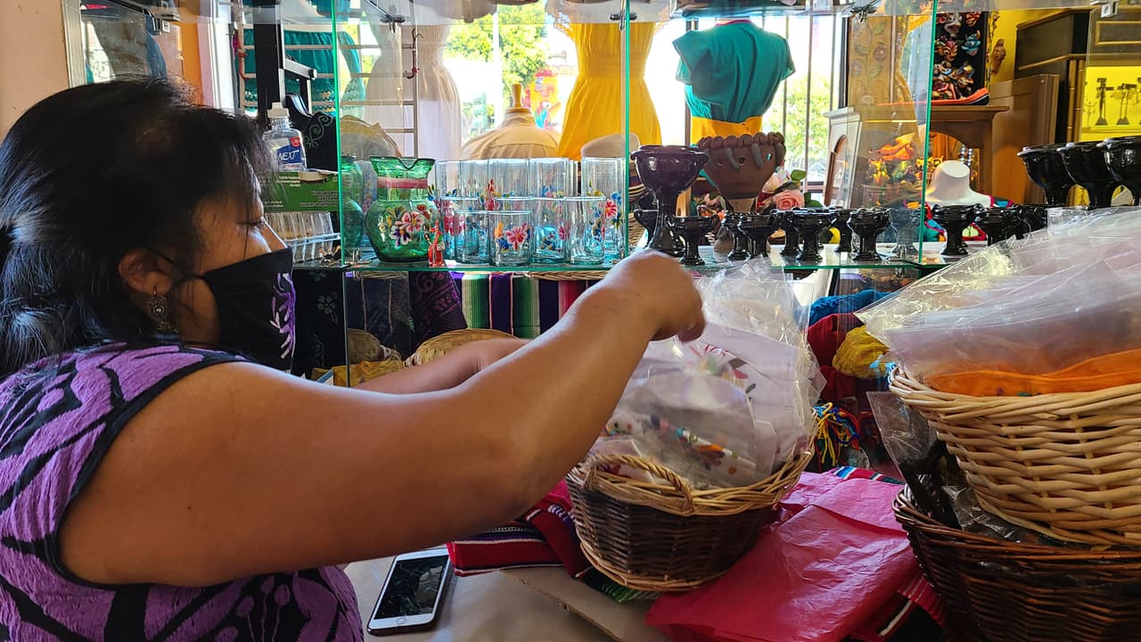 Muchas de los artesanías que vende Mixcoatl están hechas a mano por la familia de Connie cerca de la ciudad mexicana de Toluca. “Yo he pasado más tiempo aquí que en mi casa,” ella cuenta. “Para mí,
<a href="https://www.univision.com/local/san-francisco-kdtv/coronavirus-luchan-por-salvar-historica-tienda-de-artesanias-un-simbolo-de-la-hispanidad-en-san-francisco" target="_blank">Mixcoatl es único</a>. Aquí es donde se criaron mis hijos”, dice.