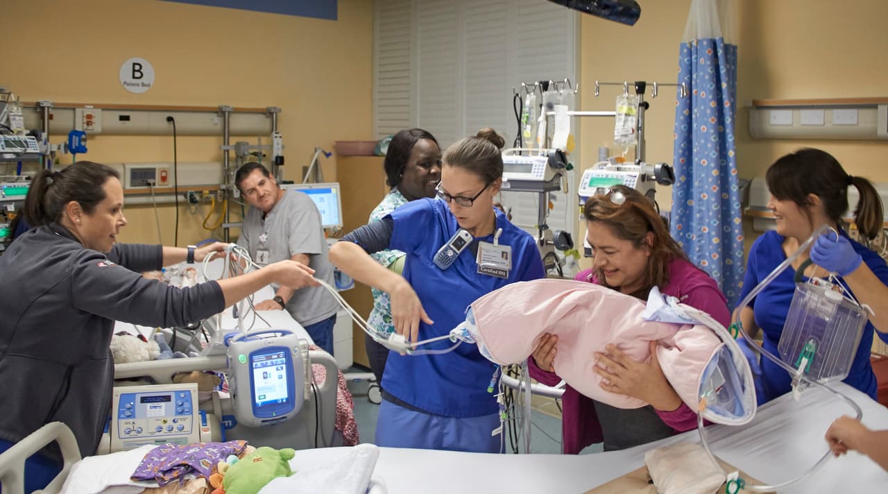 A las 3 de la tarde del lunes 12 de diciembre, los médicos del Hospital Infantil Lucile Packard posicionaron la cama de Erika para que su madre, Aída Sandoval, pudiera recoger a la niña y colocarla junto a su hermana Eva.