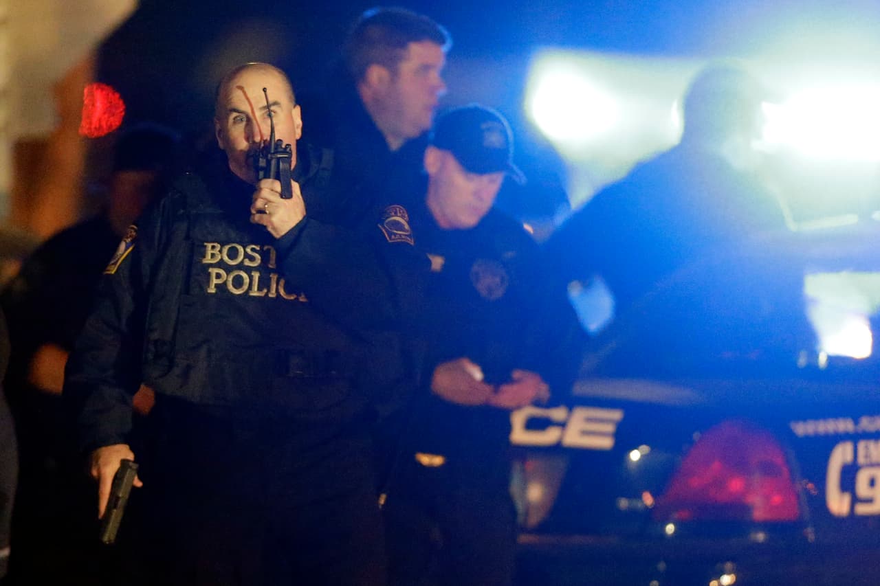 Acusan a joven de 18 años de 69 delitos tras tiroteo masivo en parada de autobús en Washington