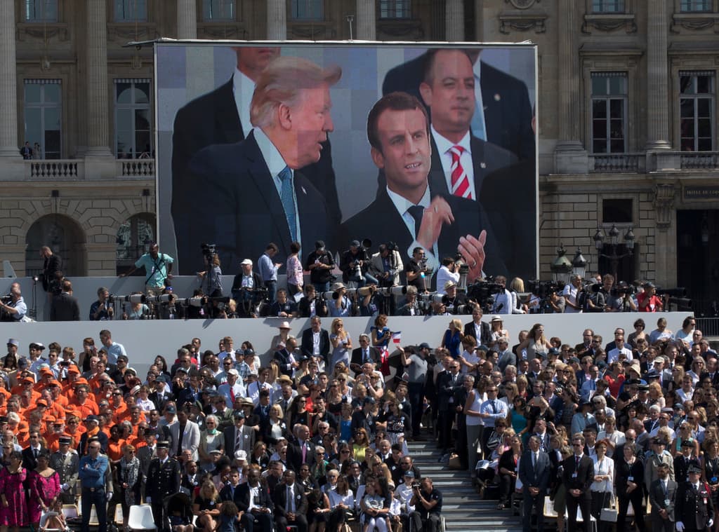 ARCHIVO - Trump quedó impresionado por el desfile del Día de la Bastilla sobre la avenida Campos Elíseos, el 14 de julio de 2017, en París. (AP Foto/Carolyn Kaster, archivo)