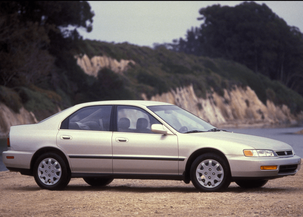1. Honda Accord 1996: Qué un vehículo de 20 años haya sido el auto más robado de 2015 no hace sino hablar bien de su él. Pero la quinta generación del Honda Accord no fue cualquier vehículo. Reconocido por su buen manejo, versatilidad y durabilidad el Accord de finales del siglo XX siempre fue un gran automóvil. No nos sorprende que los ladrones lo hayan preferido sobre todos los demás vehículos, haciéndose de 52,244 unidades en 2015.
