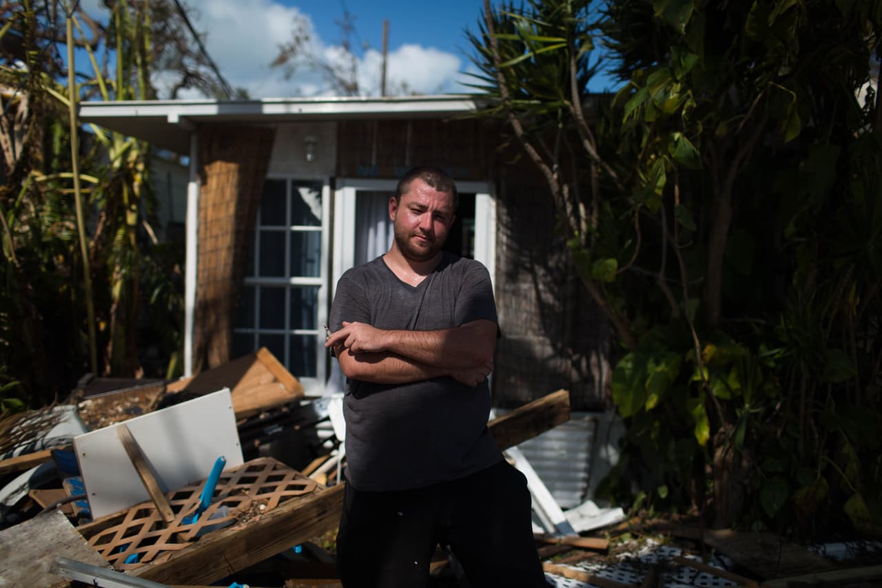 Kenny, residente de Plantation Key, enfrente de la que hasta hoy era la casa donde vivía. Kenny evacuó y pasó el huracán con un amigo a unas millas de aquí. Solo le queda la ropa. "Está bien, estamos a salvo", dice Kenny, "que Dios nos bendiga y me enorgullezco de ser americano". Almudena Toral/Univision Digital