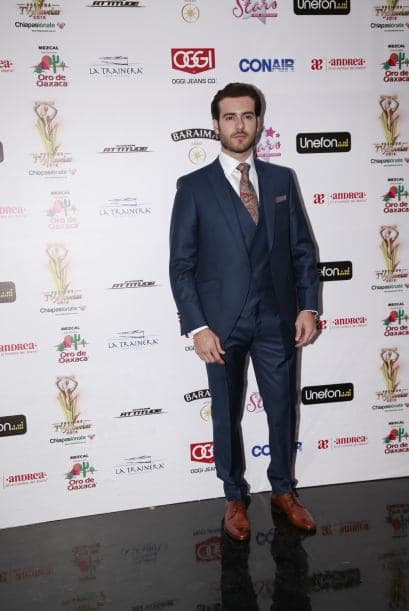 ¡Pablo Lyle se convirtió en el príncipe azul del cuento de varias! Los zapatos en color café le sumaron puntos por originalidad.